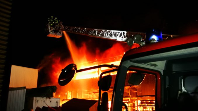 2018-09-10-einsatz-lagerhallenbrand-004.jpg